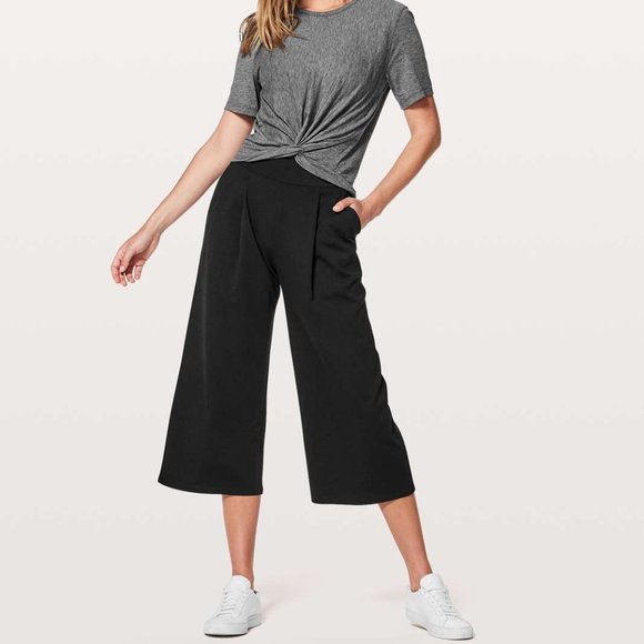 Lululemon Black Can You Feel The Pleat Crop 21" Size 8